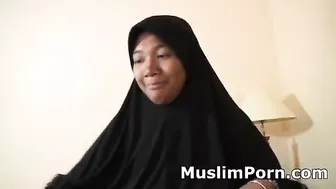 Muslim woman in dark hijab sucks white dick in amateur POV video