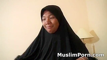 Muslim woman in dark hijab sucks white dick in amateur POV video