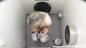 WC hidden camera captures young Czech girls peeing