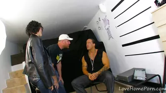 Pumped man fucks undercover agent in French amateur video