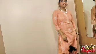 Chubby Indian woman put sexy makeup on and danced on camera