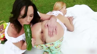 Gaping asshole! Anal sex quest with a teens girls and cucumber