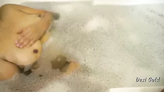 Bhabhi possessor of saggy titties goes bathing to masturbate in water