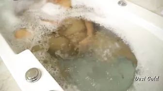 Bhabhi possessor of saggy titties goes bathing to masturbate in water