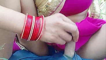 Indian bhabhi on her periods copulates with Desi fucker outdoors
