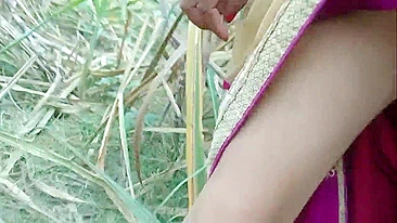 Indian bhabhi on her periods copulates with Desi fucker outdoors