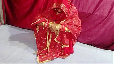 Bhabhi in red saree hides her face when fucking horny Indian devar