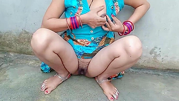 Amateur Desi porn of Indian dude sticking dick into bhabhi's cunt