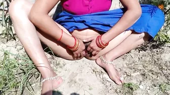 Indian Bhabhi pisses after awesome outdoor chudai with Desi lover