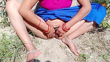 Indian Bhabhi pisses after awesome outdoor chudai with Desi lover