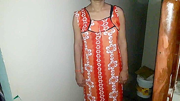 Bhabhi in red sari is fucked from behind in the Indian hotel room