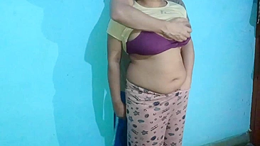 Plump Bhabhi with hairy cunt fools around with Indian boy close-up