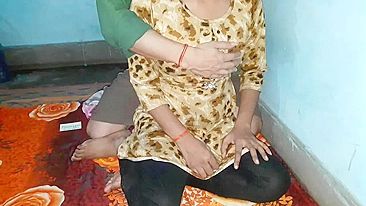 Aunty flaunts hairy flower being scored by Indian man in Bhabhi show