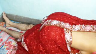 Indian aunty in red sari shows some tricks in bed to the Bhabhi lover