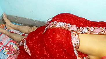 Indian aunty in red sari shows some tricks in bed to the Bhabhi lover
