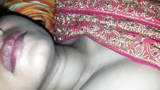 Aunty in red sari gets it on with Indian guy in amateur Bhabhi video