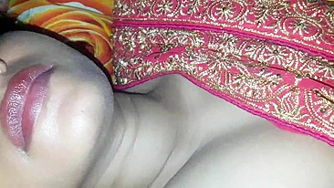 Aunty in red sari gets it on with Indian guy in amateur Bhabhi video