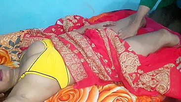 Aunty in red sari gets it on with Indian guy in amateur Bhabhi video