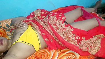 Aunty in red sari gets it on with Indian guy in amateur Bhabhi video