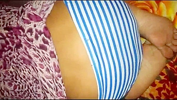 Desi shows private body parts to Indian cameraman who nails Bhabhi