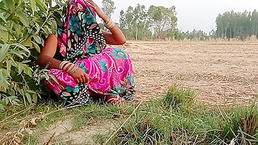 Lover films Bhabhi pissing and fucks the Indian minx in desi video