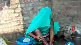 Indian possessor of camera decides to film desi Bhabhi taking a bath