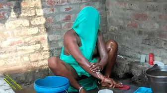 Indian possessor of camera decides to film desi Bhabhi taking a bath