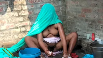 Indian possessor of camera decides to film desi Bhabhi taking a bath