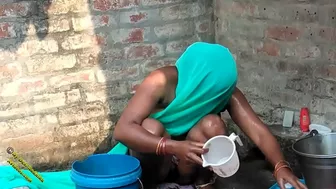 Indian possessor of camera decides to film desi Bhabhi taking a bath