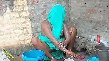 Indian possessor of camera decides to film desi Bhabhi taking a bath
