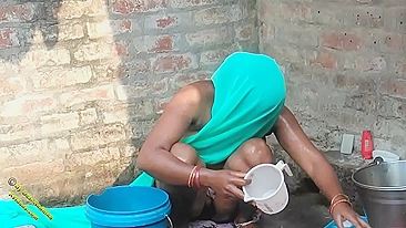 Indian possessor of camera decides to film desi Bhabhi taking a bath