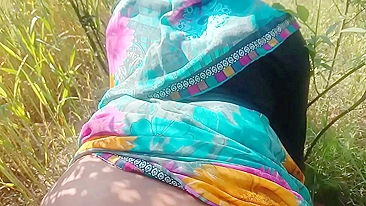 Fuck buddy and Indian Bhabhi go outdoors to film amateur desi porn video