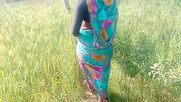 Fuck buddy and Indian Bhabhi go outdoors to film amateur desi porn video