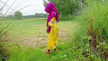 Indian guy and desi Bhabhi know a place to have sex without being caught
