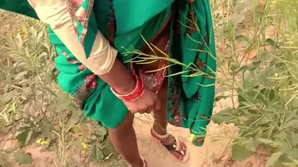 Desi Bhabhi makes Indian guy happy by spreading legs outdoors