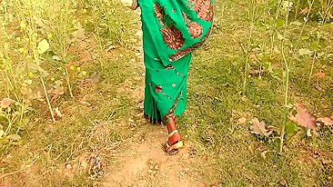 Desi Bhabhi makes Indian guy happy by spreading legs outdoors