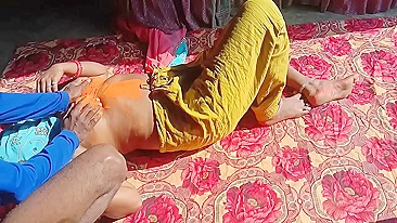 Topless desi Bhabhi is so sexy that Indian devar can't resist fucking her