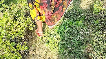 Indian cameraguy and desi Bhabhi in dress go outdoors to enjoy sex