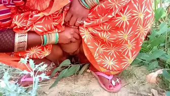 Vicious Bhabhi strokes devar's Indian cock with hand before outdoor sex