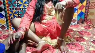 Kind Indian roomie gives the desi Bhabhi a banana and she spread legs