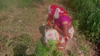 Cameraguy films Indian Bhabhi and fucks from behind in desi video