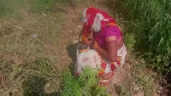 Cameraguy films Indian Bhabhi and fucks from behind in desi video