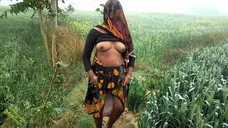 Stranger notices the Indian Bhabhi who flashes desi tits and pussy
