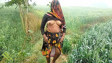Stranger notices the Indian Bhabhi who flashes desi tits and pussy