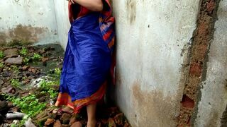 Indian video of busty Bhabhi in blue sari who masturbates by the wall