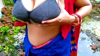 Indian video of busty Bhabhi in blue sari who masturbates by the wall