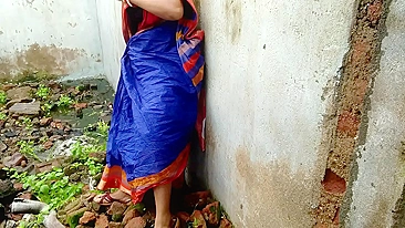 Indian video of busty Bhabhi in blue sari who masturbates by the wall