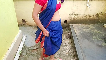 Bhabhi is keen to show natural boobs and pee in Indian solo video