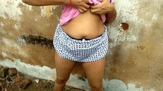 Devar catches Bhabhi peeing and gives pleasure to Indian outdoors