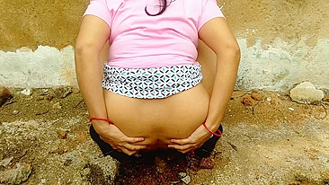 Devar catches Bhabhi peeing and gives pleasure to Indian outdoors